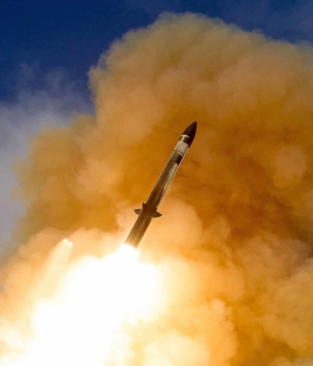 SM-3 함대공미사일이 이지스구축함에서 화염을 뿜으며 상승하고 있다. 미 해군 제공