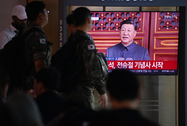 열병식 보는 시민들