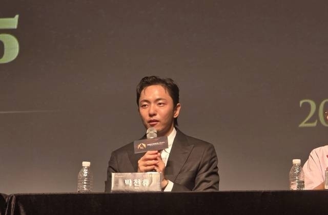 2일 서울 종로구 홍익대 대학로 아트센터 대극장에서 열린 ‘뮤지컬 포럼 2025’에 참석한 박천휴 작가. 연합뉴스