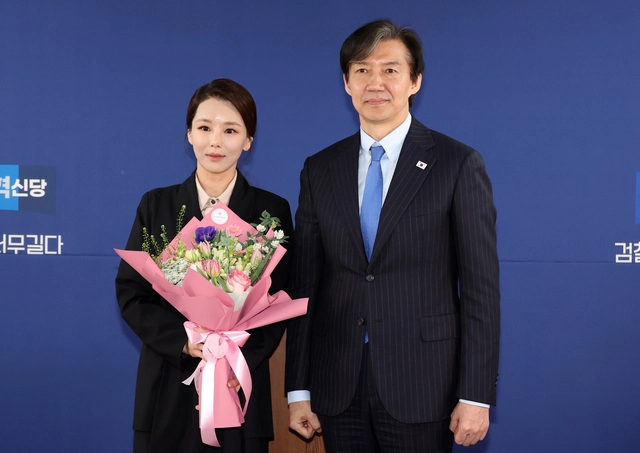 조국 조국혁신당 혁신정책연구원장이 지난해 3월 12일 오전 서울 영등포구 당사에서 강미정 대변인의 입당을 축하하며 함께 기념촬영을 하고 있다. 뉴시스