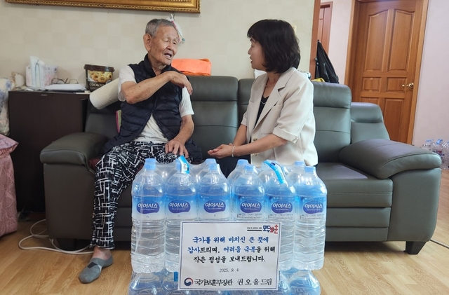 최윤정 강원동부보훈지청장이 4일 오전  강릉지역 국가유공자 자택을 찾아 생수를 전달하고 환담을 나누고 있다. 국가보훈부 제공