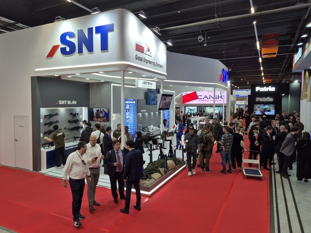 SNT모티브와 SNT다이내믹스가 폴란드 국제방위산업전시회에서 공동 부스를 운영하고 있다. SNT모티브 제공
