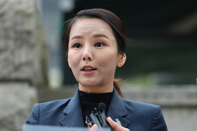 지난해 5월 이정섭 검사 비위 의혹을 제기한 강미정 조국혁신당 대변인이 8일 오후 서울 종로구 헌법재판소 앞에서 ‘이정섭 검사 탄핵사건 변론기일’ 관련 기자회견을 하고 있다. 사진공동취재단