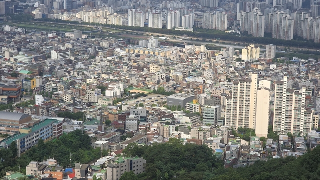 서울 중랑구 용마산에서 내려다본 서울시내 아파트. 박준우 기자