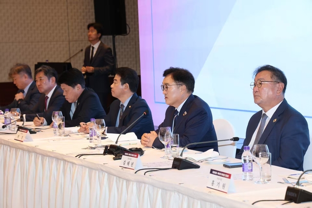 우원식 국회의장과 김태년·박정 더불어민주당 의원, 김준형 조국혁신당 의원 등이 4일 중국 베이징에서 한국 매체 특파원들과 만나 간담회를 하고 있다. 주중한국대사관 제공