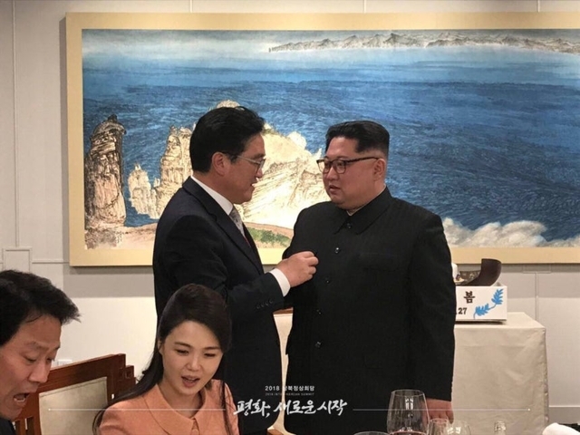 김정은 북한 노동당 총비서가 지난 2018년 4월 27일 판문점 평화의집에서 열린 환영만찬에서 우원식 당시 더불어민주당 원내대표와 대화를 나누는 모습. 청와대 페이스북