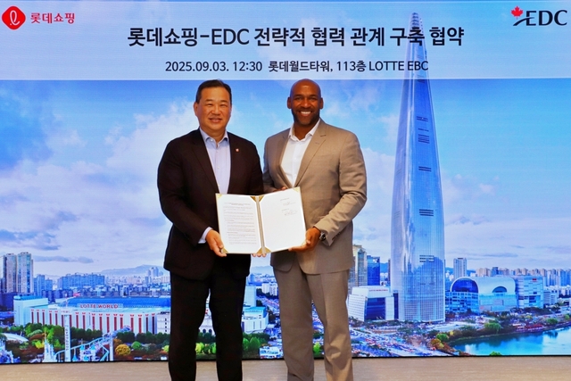 지난 3일 서울 송파구 롯데월드타워에서 김상현(왼쪽) 롯데 유통군 총괄대표 부회장과 조지 모니즈 캐나다수출개발공사(EDC) 아시아태평양 총괄대표가 ‘롯데쇼핑-EDC 전략적 협력 관계 구축 협약’을 체결한 뒤 기념사진을 찍고 있다. 롯데쇼핑 제공