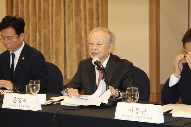 손경식 한국경영자총협회 회장이 지난 3일 서울 중구 한국프레스센터에서 열린 ‘주요 기업 인사·노무 담당 임원(CHO) 간담회’에서 발언하고 있다. 경총 제공.