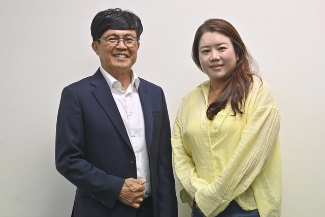 오세욱 상무가 골프단 운영일을 함께 하고 있는 임성아 차장(프로)과 포즈를 취하고 있다. 임 차장은 2002년 부산 아시안게임 골프 단체전에서 금메달을 목에 걸었고, 2005년 미국 LPGA 무대에 진출해 이듬해 플로리다스내추럴채리티챔피언십에서 ‘골프여제’ 애니카 소렌스탐(스웨덴)을 꺾고 우승을 차지한 바 있다.  백동현 기자