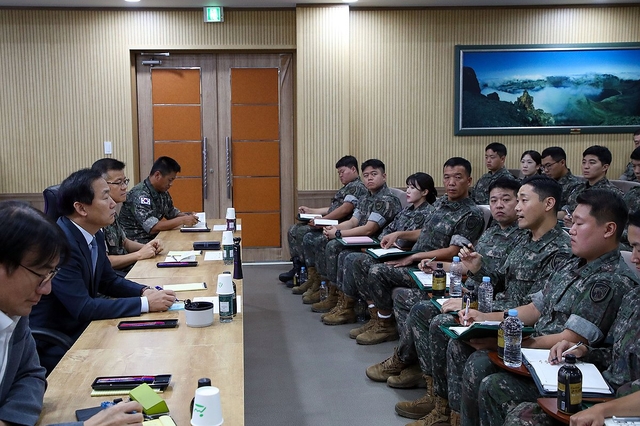 이두희 국방부 차관이 5일 육군 수도기계화보병사단과 3보병사단을 각각 방문해 초급·중견간부들과 간부 획득 및 복무 여건 개선을 위한 현장 간담회를 실시했다고 국방부가 밝혔다. 사진은 이두희 차관이 참석한 복무여건 개선 현장간담회 현장. 국방부 제공