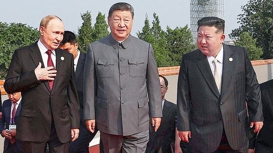 블라디미르 푸틴 러시아 대통령, 시진핑 중국 국가주석, 김정은 북한 국무위원장(왼쪽부터)이 3일 중국 전승절 80주년 기념 열병식을 참관하기 위해 베이징의 천안문 망루로 이동하고 있다. AP 연합뉴스