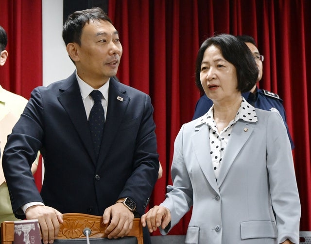 추미애 국회 법제사법위원회 위원장이 1일 경기도 의왕시 서울구치소에서 열린 현장검증에서 김용민 더불어민주당 간사와 대화하고 있다. 이날 법사위는 윤석열 전 대통령 수감 중 특혜 제공 여부를 확인하고 특검 출석 요구 당시 윤 전 대통령이 옷을 벗고 버티는 과정이 있었는지 여부를 CCTV 등 영상기록 열람을 통해 확인했다. 국회사진기자단