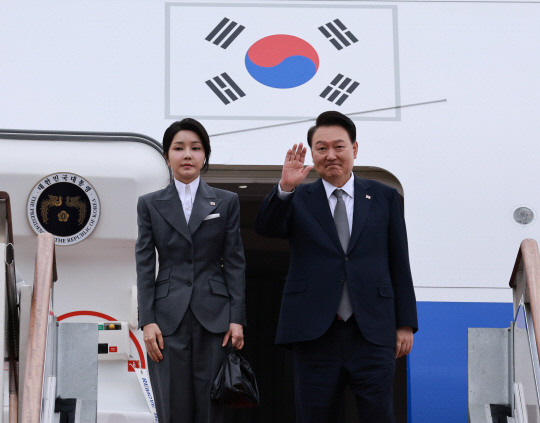 윤석열 대통령과 부인 김건희 여사가 지난해 10월 경기 성남시 서울공항에서 필리핀, 싱가포르 국빈 방문 및 라오스 아세안 정상회의를 위해 출국하며 전용기인 공군 1호기에 올라 인사하고 있다. 연합뉴스