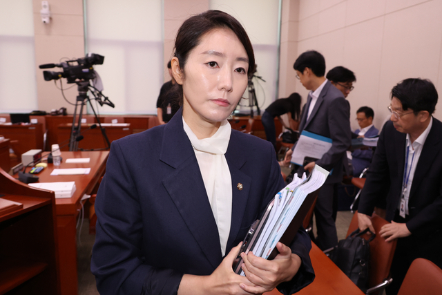 강선우 더불어민주당 국회의원이 여성가족부 장관 후보자 시절인 지난 7월14일 국회 여성가족위원회에서 열린 인사청문회 오전 질의를 마치고 청문회장을 나가고 있다. 연합뉴스