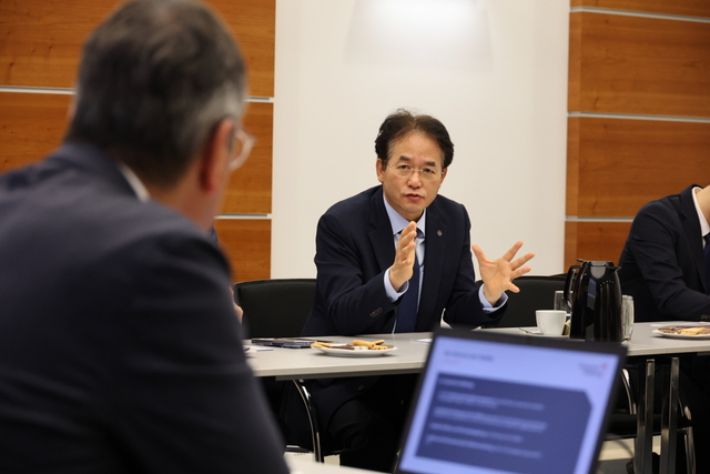 이동환 고양특례시장이 독일도시협의회에서 고양시의 강점을 설명하고 독일 기업과 협력의지를 밝히고 있다. 고양시 제공