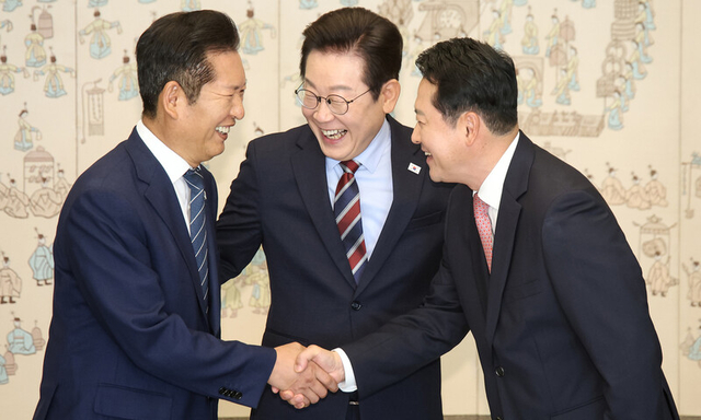 이재명 대통령이 8일 오전 서울 용산 대통령실에서 정청래 더불어민주당 대표, 장동혁 국민의힘 대표와 오찬 회동을 갖기 전 인사를 하고 있다. 연합뉴스