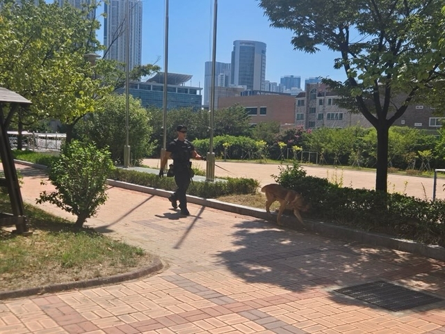 지난달 29일 오전 폭발물 설치 협박 팩스를 접수한 부산 한 여고에서 경찰특공대 대원이 탐지견과 수색 작업을 벌이고 있다. 부산경찰청 제공