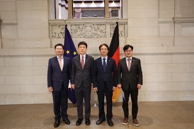 주 독일 대한민국 대사관저에 방문한 이동환 시장(왼쪽부터 이상일 용인특례시장, 이강덕 협의회 회장(포항시장), 이동환 고양특례시장, 김병수 김포시장). 고양시 제공