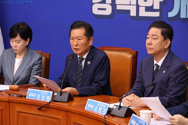 정청래 더불어민주당 대표가 8일 국회에서 열린 최고위원회의에서 발언하고 있다. 연합뉴스