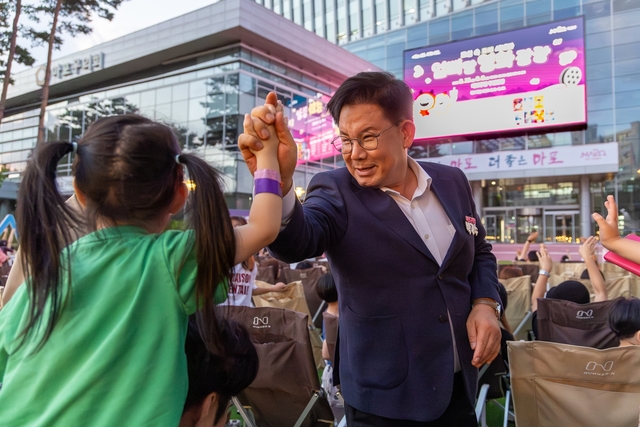 ‘엄빠랑 영화광장’ 행사에 참여한 어린이와 인사를 나누는 박강수 마포구청장