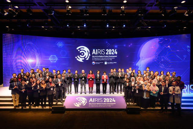 지난해 2월 서울 중구 신라호텔에서 개최된 국제 인공지능(AI) 의료제품 규제 심포지엄(AIRIS 2024)이 끝난 뒤 참석자들이 기념촬영을 하고 있다.  식품의약품안전처 제공