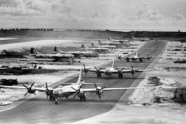 2차 세계대전 중이던 1945년 미군 B-29 폭격기들이 티니언 기지에서 출격 준비를 하고 있다. 미 공군 제공