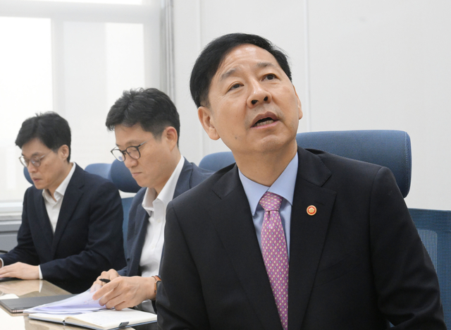 구윤철(사진) 부총리 겸 기획재정부 장관이 9월 8일 서울 영등포구 국회에서 서울-세종간 화상으로 열린 ‘기재부 인공지능(AI) 역량강화 교육 출범식’에서 격려사를 하고 있다. 기재부 제공