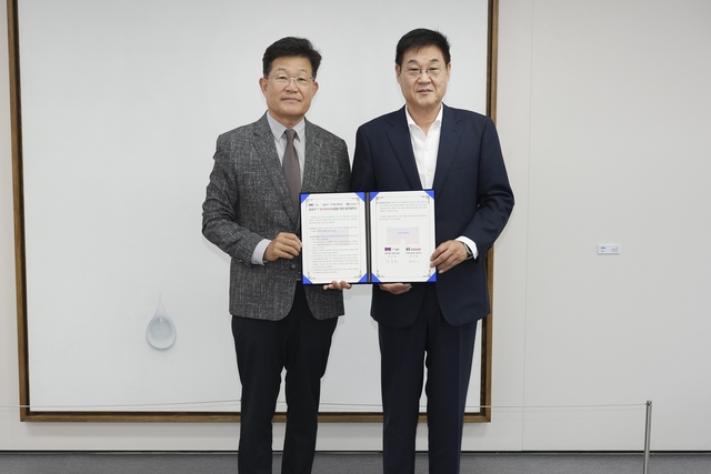 정문헌 (오른쪽) 종로구청장과 김승환 KT에스테이트 대표이사가 지난 8일 서울 종로구청에서 기념 촬영을 하고 있다. 종로구청 제공