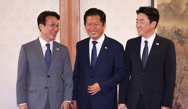 김민석 국무총리(왼쪽)가 10일 서울 종로구 삼청동 총리공관에서 열린 고위당정협의회에서 더불어민주당 정청래 대표(가운데), 강훈식 대통령 비서실장과 기념촬영을 하고 있다. 연합뉴스.