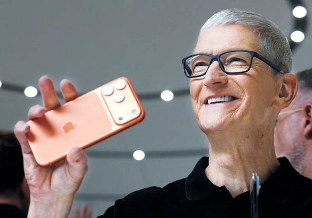 팀 쿡 애플 CEO가 9일 미국 캘리포니아 쿠퍼티노에서 열린 연례 신제품 공개 행사에서 ‘아이폰17 프로’를 소개하고 있다.  AFP 연합뉴스