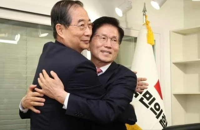 한덕수(왼쪽) 전 국무총리와 김문수 전 고용노동부 장관. 연합뉴스