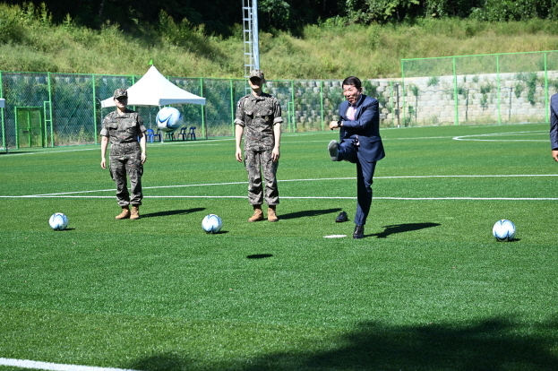 백경현 구리시장이 지난 11일 국군구리병원 내에 조성된 축구장 개장식에서 시축을 하고 있다. 구리시 제공