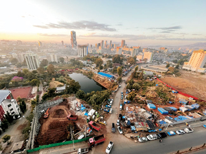 높아지는 빌딩만큼 넓어지는 빈민가… ‘가난·내전’ 쳇바퀴 도는 도시[장은수의 도시와 문학]