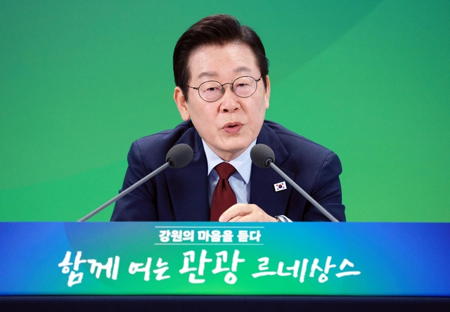 이재명 대통령이 12일 강원도 춘천시 강원창작개발센터에서 열린 지역 토론회 ‘강원의 마음을 듣다’ 타운홀 미팅에서 질문에 답변하고 있다. 대통령실통신사진기자단