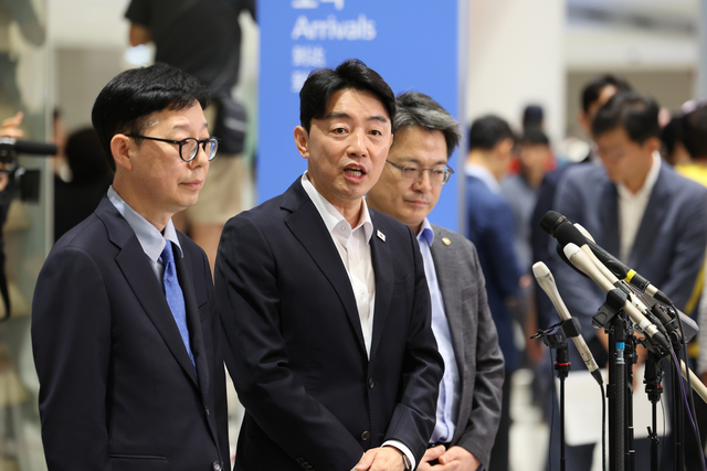 미국 이민당국에 의해 조지아주에 구금됐던 한국인 근로자들이 귀국한 12일 오후 인천국제공항 제2여객터미널 입국장에서 강훈식 대통령 비서실장이 브리핑하고 있다. 왼쪽은 박윤주 외교부 1차관. 연합뉴스