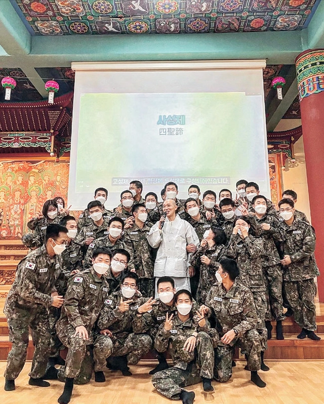 해군 장교로 복무하고 지난 7월 제대한 스님이 장병들과 함께 사진 촬영을 하고 있다. 화엄사 제공