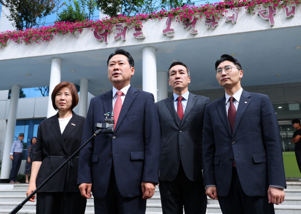 장동혁 국민의힘 대표가 14일 부산 강서구 세계로교회 예배에 참석 하기 전 취재진 질문에 답하고 있다. 연합뉴스