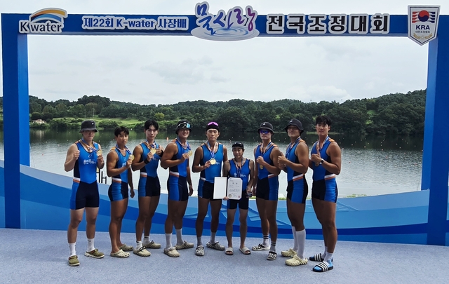 경기 용인시청 직장운동경기부 조정팀 선수들이 지난 14일 충북 충주호에서 열린 ‘제22회 한국수자원공사(K-water) 사장배 물사랑 전국조정대회’에서 준우승 상패와 상장을 들고 기념촬영을 하고 있다. 용인시청 조정팀 제공