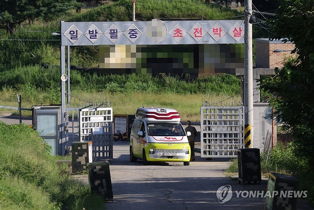지난 10일 오후 경기도 파주시 육군 모 부대에서 훈련 중 폭발 사고가 일어나 구급차가 위병소를 통과하고 있다. 연합뉴스