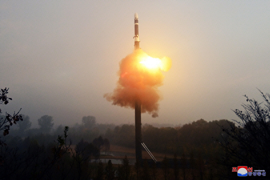 지난해 10월 31일 오전 북한이 공개한 신형 대륙간탄도미사일(ICBM) ‘화성-19’ 시험발사 장면. 조선중앙통신 연합뉴스