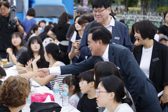 진교훈 서울 강서구청장이 MCT페스티벌에서 참가자들과 악수를 하고 있다. 강서구청 제공