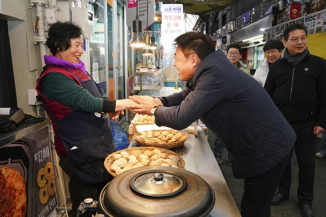 정문헌 종로구청장이 올해 1월 전통시장을 방문해 상인과 악수하고 있다. 종로구청 제공