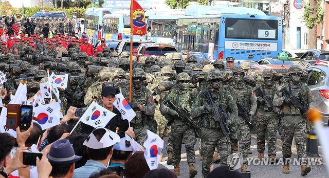 지난  14일 동인천역 남광장에서 중구청까지 제75주년 인천상륙작전 기념 거리퍼레이드가 열리고 있다. 연합뉴스