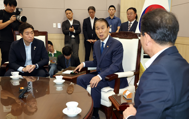 권오을(가운데) 국가보훈부 장관이 15일 김형석 독립기념관장에 대한 감사를 촉구하기 위해 서울 용산구 서울지방보훈청을 항의 방문한 더불어민주당 정무위원회 의원들과 면담하고 있다. 연합뉴스