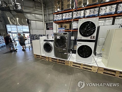 지난 7월 미국 콜로라도주 셰리던의 한 코스트코 매장 입구에 세탁기들이 진열돼 있다. AP 연합뉴스