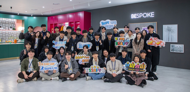 지난 6월 서울 강남구 ‘삼성청년SW·AI아카데미’(SSAFY) 에서 열린 수료식에서 12기 수료생들이 기념사진을 찍고 있다. 올해부터 교육 커리큘럼을 AI 중심으로 전면 개편한 가운데 SSAFY 누적 취업자는 8000명 이상으로 다양한 산업군의 기업에 취업해 개발자로 활약하고 있다. 삼성전자 제공