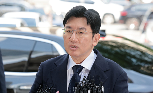 기업공개(IPO)를 앞두고 투자자들을 속여 지분을 팔게 한 의혹을 받는 방시혁 하이브 의장이 15일 서울 마포구 서울경찰청 금융범죄수사대에 피의자 신분으로 출석하며 취재진 질문에 답하고 있다. 연합뉴스