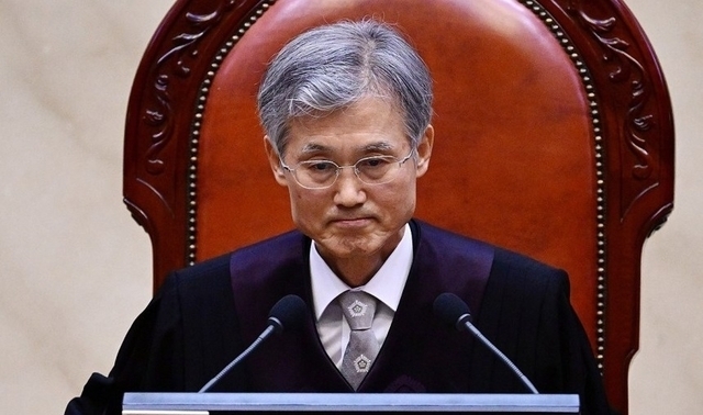 조희대 대법원장이 서울 서초구 대법원에서 열린 더불어민주당 이재명 대선 후보의 공직선거법 위반 사건 상고심 선고에 참석, 입술을 다물고 있다. 연합뉴스