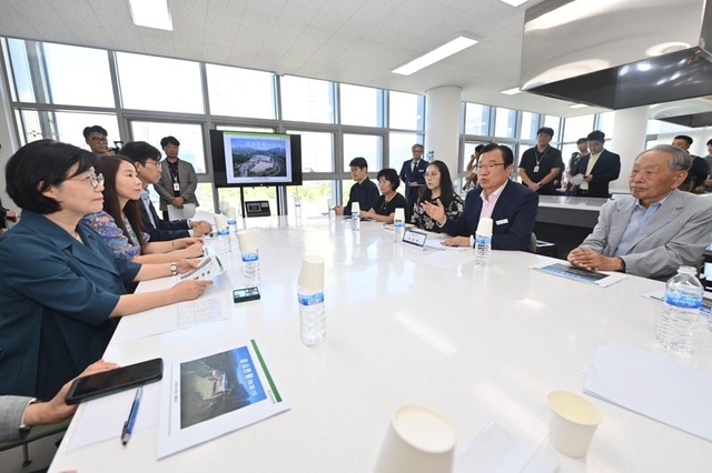 이현재 경기 하남시장(오른쪽 두 번째)이 오성애(왼쪽 첫번째) 광주하남교육지원청 교육장을 비롯한 학부모 등과 한홀중(가칭) 신설 대책 회의를 진행하고 있다. 하남시청 제공