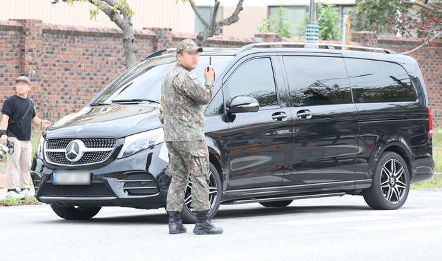 이재용 삼성전자 회장의 장남 이지호 씨가 탑승한 것으로 추정되는 미니밴이 15일 오후 경남 창원시 진해구 진해기지사령부 제3 정문으로 향하고 있다. 연합뉴스